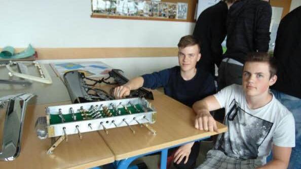 Einen Kicker aus Plastik präsentieren diese beiden Schüler der Realschule in Gräfenberg. Foto: Petra Malbrich