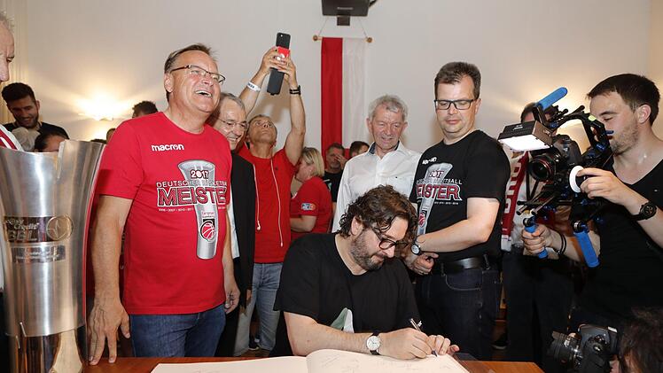 Immer wieder schön: Andrea Trinchieri trägt sich ins Goldene Buch ein. Foto: Matthias Hoch