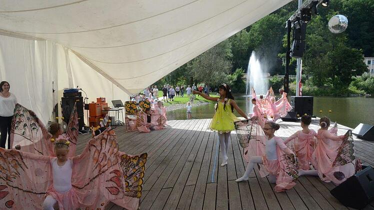 Die Schmetterlinge der Ballettschule Engelmann flatterten über die Seebühne.