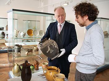 Museumsleiter Nicolas Zenzen (rechts) bereitet die Sonderausstellung vor, die am Dienstag, 2. April, eröffnet wird. Bürgermeister Helmut Blank informiert sich über einzelne Objekte. Thomas Malz