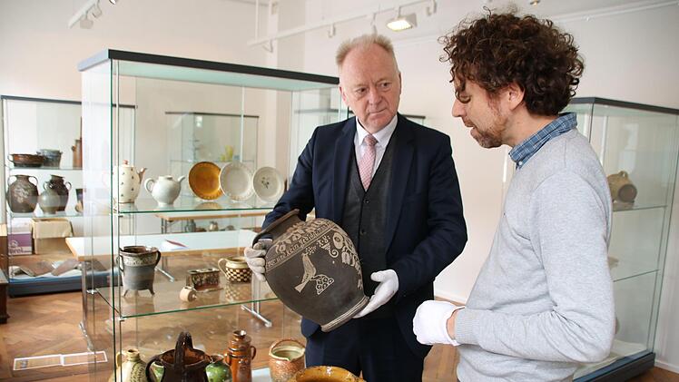 Museumsleiter Nicolas Zenzen (rechts) bereitet die Sonderausstellung vor, die am Dienstag, 2. April, eröffnet wird. Bürgermeister Helmut Blank informiert sich über einzelne Objekte. Thomas Malz