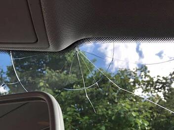 In Pferch in der Nähe von Bayreuth beschädigten Unbekannte ein Auto, das vor einer Gaststätte geparkt wurde. Foto: Anne-Cathrin Haberstumpf / Facebook