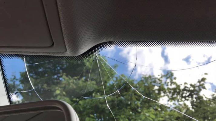 In Pferch in der Nähe von Bayreuth beschädigten Unbekannte ein Auto, das vor einer Gaststätte geparkt wurde. Foto: Anne-Cathrin Haberstumpf / Facebook