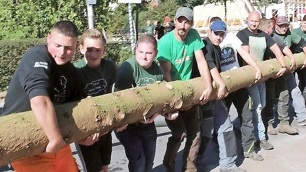 Mit vereinten Kr&auml;ften hoben die Ortsburschen den Baum vom Anh&auml;nger. Fotos: Britta Schnake