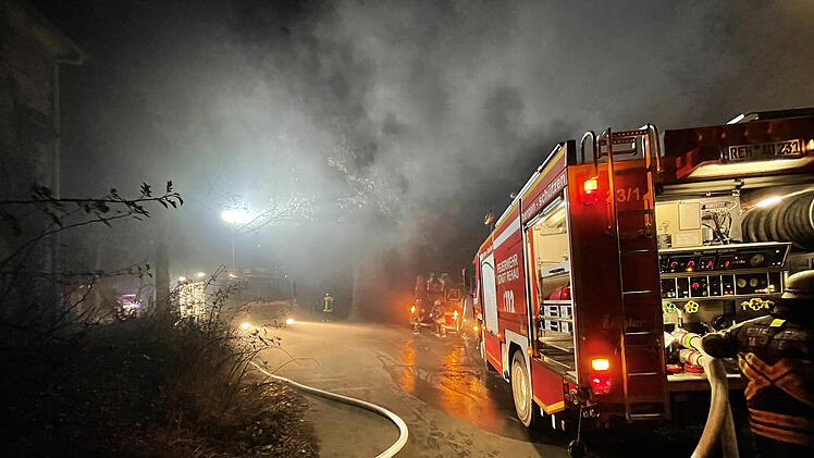 Regnitzlosau: Holzunterstand geht im Innenhof eines Vierseitenhofes in Flammen auf