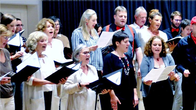 Zum Abschluss des Konzertes singt der Gemeinschaftschor  "Zusammen wind wir stärker". Foto: Werner Vogel