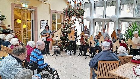 Im Wintergarten des Pflegeheims trat die Veehharfengruppe auf.