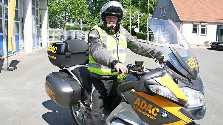 Seit 30 Jahren ist Werner Hollubarsch-Schmidt schon als Stauberater unterwegs. Die ADAC-Stauberater sind miteinander und mit der Redaktion vernetzt und jederzeit erreichbar.  Foto: Evi Seeger