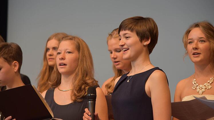 Der Abiturentenchor umrahmte die Verabschiedung musikalisch. Foto: Gabi Arnold