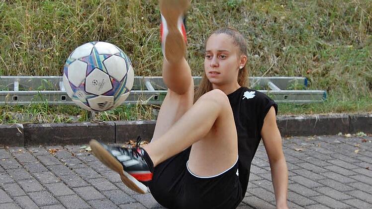 Balljonglage ist im Sitzen noch viel schwieriger. .  Foto: Sigismund von Dobschütz