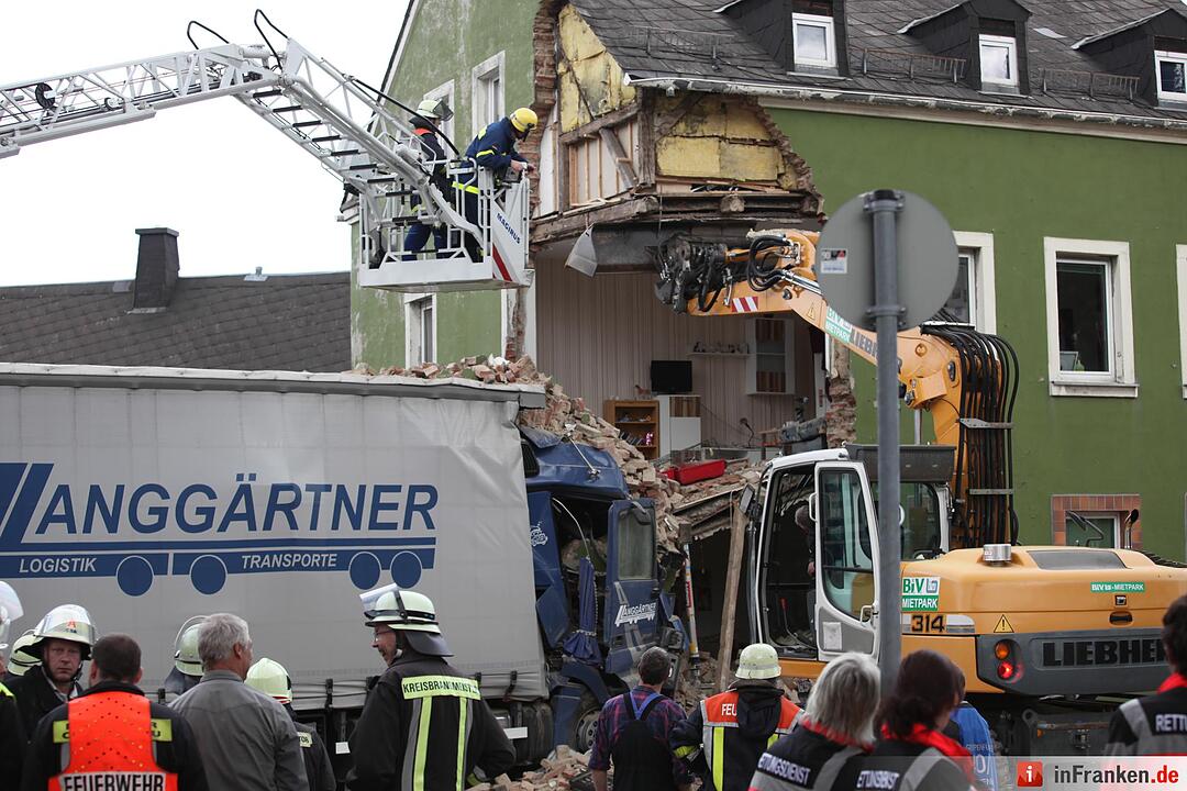 Lkw kracht in Wohnhaus in Oberkotzau