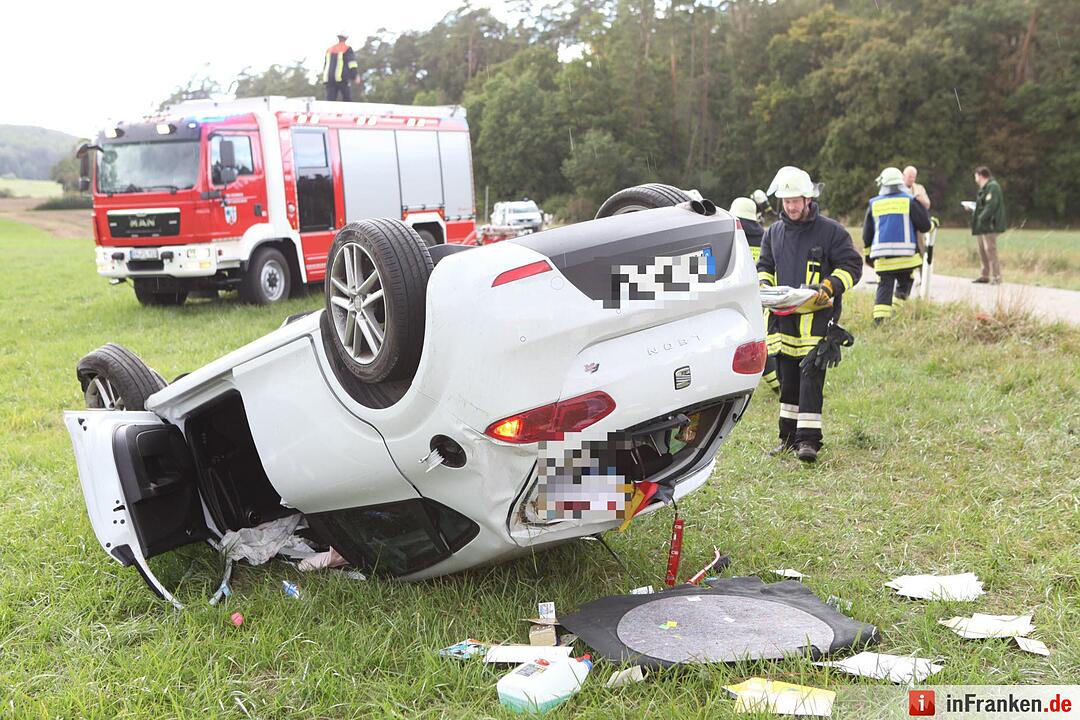 Pkw landet bei Kemmathen auf dem Dach