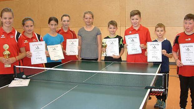 Bei den B-Schülerinnen gewann Leonie Raab (links) und bei den B-Schülern Cameron Weber (Vierter von rechts). Mit im Bild die Nächstplatzierten mit (ab Zweite von links) Judith Scherbel, Michelle Suffa, Anna-Lena Kirchner, Annika Büsch, Jonas Gößwein, David Schülner und Janis Barnickel.