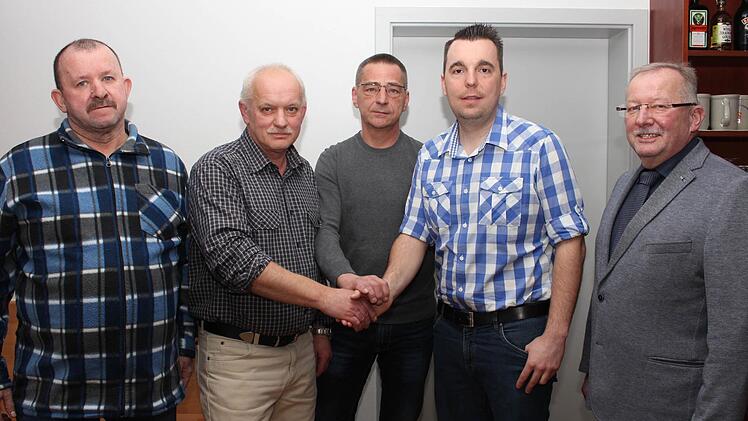 Der neue Vorstand (von links): Roland Maurer, Rudolf Rühmer, Heiko Dittmann und der neue Vorsitzende Gerhard Girlich mit Bürgermeister Friedrich Gleitsmann Foto: Evi Seeger