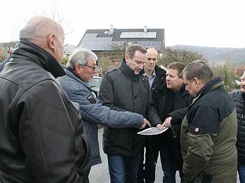 Wo gibt es in Eschenbach eine Möglichkeit, einen Bolzplatz für die Jugend anzulegen? Mit dieser Frage beschäftigten sich Bürgermeister Michael Ziegler (Fünfter von links) und die Mitglieder des Bauausschusses vor Ort. Die Jugend wünscht ein solches Areal.  Foto: Sabine Weinbeer