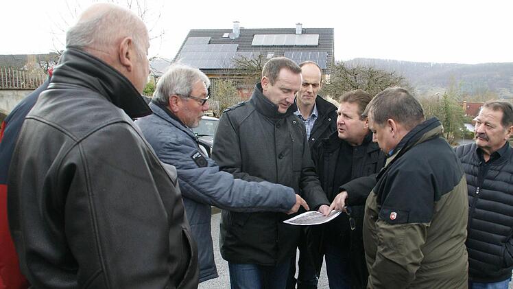 Wo gibt es in Eschenbach eine Möglichkeit, einen Bolzplatz für die Jugend anzulegen? Mit dieser Frage beschäftigten sich Bürgermeister Michael Ziegler (Fünfter von links) und die Mitglieder des Bauausschusses vor Ort. Die Jugend wünscht ein solches Areal.  Foto: Sabine Weinbeer