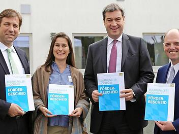 Bei der Übergabe der Förderbescheide von links: Landrat Hermann Ulm, Bürgermeisterin Christiane Meyer, Staatsminister Markus Söder und MdL Michael Hofmann. Foto: Franz Galster