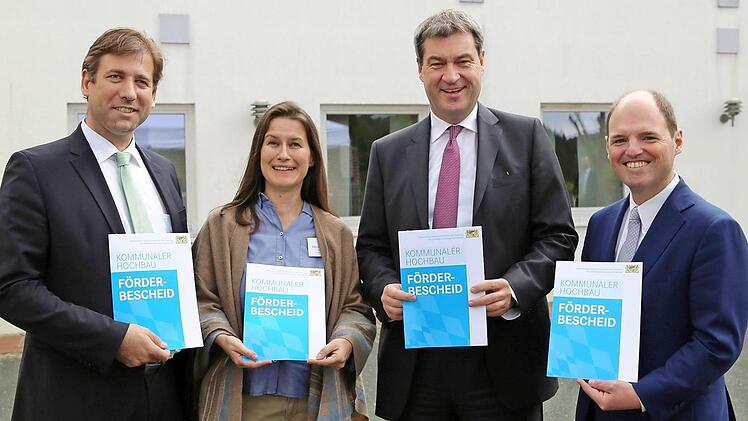Bei der Übergabe der Förderbescheide von links: Landrat Hermann Ulm, Bürgermeisterin Christiane Meyer, Staatsminister Markus Söder und MdL Michael Hofmann. Foto: Franz Galster