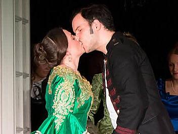 Albert und Victoria haben sich gefunden. Marie-Sophie Weidinger und Valentin Fruntke.  Foto: Carolin Herrmann