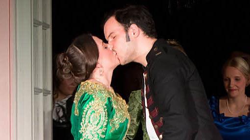 Albert und Victoria haben sich gefunden. Marie-Sophie Weidinger und Valentin Fruntke.  Foto: Carolin Herrmann
