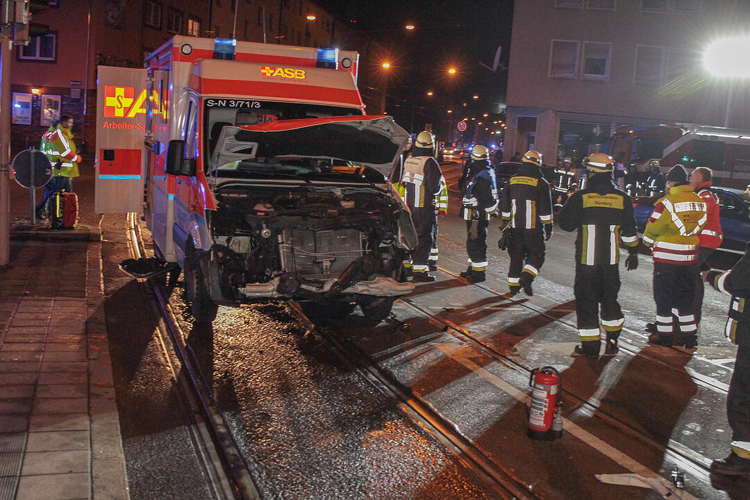 Nürnberg: Rettungswagen kollidiert bei Einsatzfahrt mit Auto – zwei Verletzte
