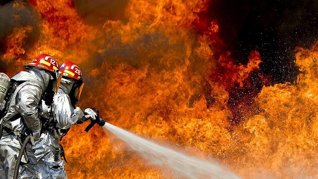 Im oberfr&auml;nkischen Hof l&ouml;st eine Herdplatte in der Nacht einen Hausbrand aus. Die Feuerwehr r&uuml;ckt an und l&ouml;scht das Feuer. Symbolbild: Christopher Schulz