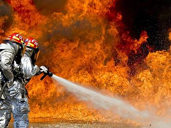 Im oberfränkischen Hof löst eine Herdplatte in der Nacht einen Hausbrand aus. Die Feuerwehr rückt an und löscht das Feuer. Symbolbild: Christopher Schulz
