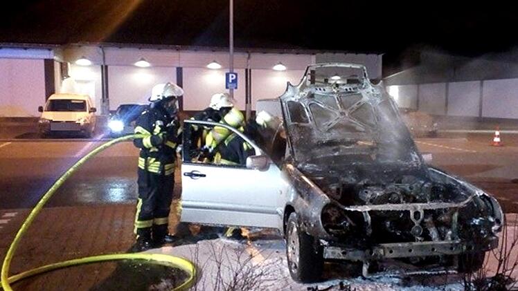 Die Feuerwehr brauchte zum Löschen fünf Minuten, das Auto war aber nicht mehr zu retten.    Foto: FFW Heßdorf
