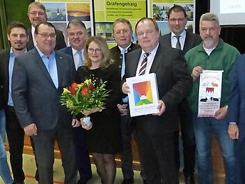Beim Neujahrsempfang in Grafengehaig wurden auch einige Bürger geehrt. Unser Bild zeigt (von links) Sarah-Lena Nöske, Claus Krumpholz jun., 2. Bürgermeister Volker Kirschenlohr, Claus Krumpholz sen., Landrat Klaus Peter Söllner, Elke Krumpholz, Bezirkstagspräsidenten Henry Schramm, Bürgermeister Werner Burger, Mdl Martin Schöffel, Stephan Gageik und den Marktleugaster Bürgermeister Franz Uome.  Foto: K.-P. Wulf