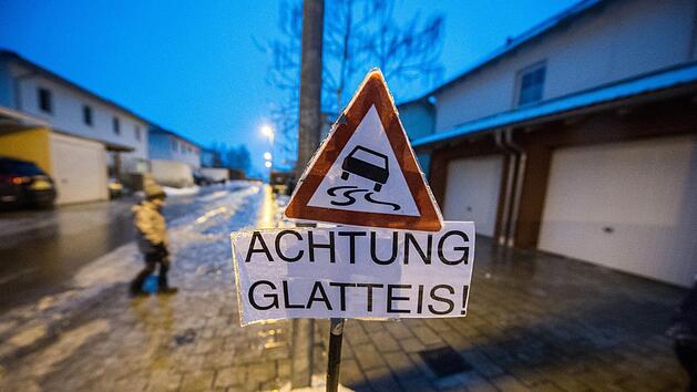 Wegen Glätte, Eis und Schnee kam es in Franken zu zahlreichen Unfällen. Symbolfoto: Armin Weigel/dpa