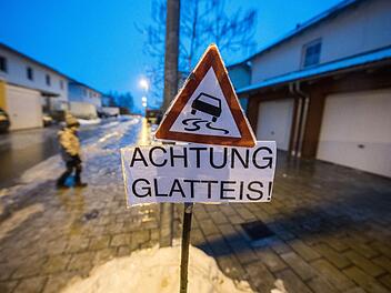 Wegen Glätte, Eis und Schnee kam es in Franken zu zahlreichen Unfällen. Symbolfoto: Armin Weigel/dpa