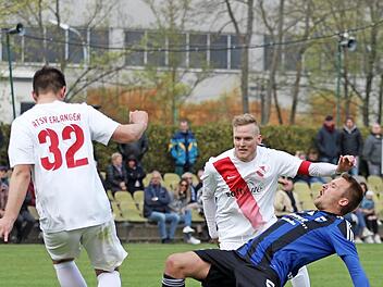 Der Jahn scheiterte am zweiten Treffer, auch Jens Wartenfelser (vorne) vor den Augen von Michael Krämer. Das wäre die Vorentscheidung gewesen. Stattdessen endete die Partie 1:1, weil die Forchheimer wie fast immer ein Gegentor kassierten. Foto: Uwe Kellner