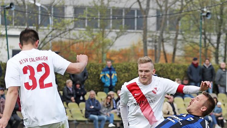 Der Jahn scheiterte am zweiten Treffer, auch Jens Wartenfelser (vorne) vor den Augen von Michael Krämer. Das wäre die Vorentscheidung gewesen. Stattdessen endete die Partie 1:1, weil die Forchheimer wie fast immer ein Gegentor kassierten. Foto: Uwe Kellner