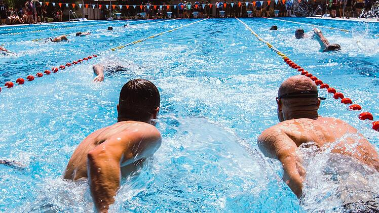 Das Schwimmen im Freibad des Standortes Hammelburg war die erste Disziplin des Stundentriathlons.  Fotos: Alena Schleicher