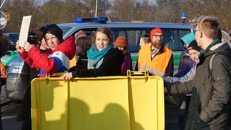 Der Protestzug ist unterwegs.