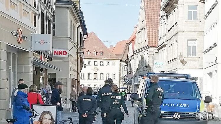 Kontrolle wegen der Maskenpflicht: Zu einem Einsatz in der Forchheimer Innenstadt ist es am Samstag gekommen.  Foto: FT Forchheim