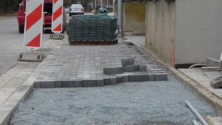 Auch der Gehsteig soll noch vor Weihnachten fertig sein.