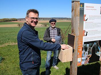 Die beiden Vorsitzenden des Wartmannsrother Brennervereins, Thomas Kleinhenz (von links) und Lothar Bold, bereiten die Aktion vor. Foto: Ralf Ruppert