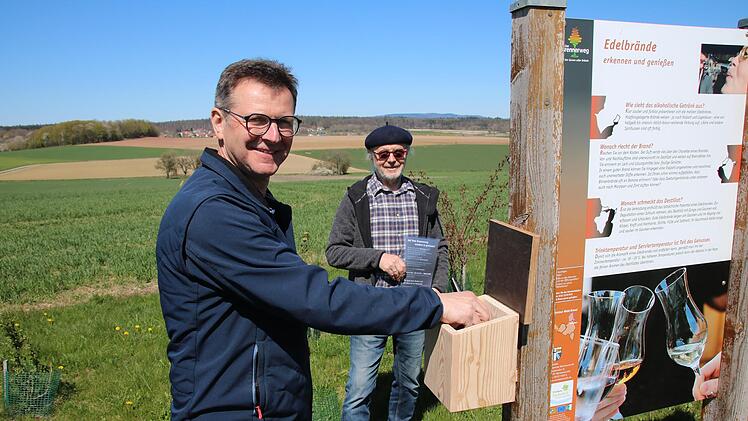 Die beiden Vorsitzenden des Wartmannsrother Brennervereins, Thomas Kleinhenz (von links) und Lothar Bold, bereiten die Aktion vor. Foto: Ralf Ruppert
