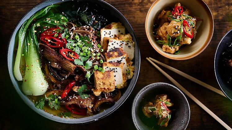 In Suppen kann Tofu als leckere Proteinquelle dienen.