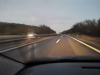 A73 zwischen Forchheim und Bamberg: Autofahrt in der Dämmerung