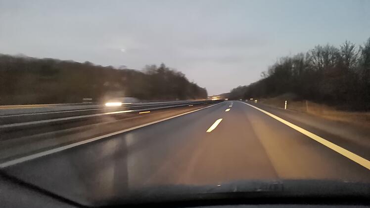 A73 zwischen Forchheim und Bamberg: Autofahrt in der Dämmerung