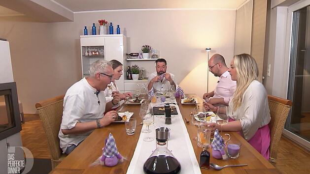 Zum Finale trifft sich die Krefelder "Dinner"-Runde bei Thomas in Alt-Willich.