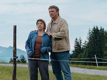 Familiendrama in Ellmau: Dr. Martin Gruber (Hans Sigl) bangt in "H&ouml;henflug", der neuen Folge von "Der Bergdoktor", um seine Mutter Lisbeth (Monika Baumgartner).