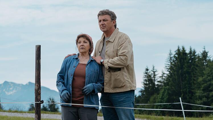 Familiendrama in Ellmau: Dr. Martin Gruber (Hans Sigl) bangt in "H&ouml;henflug", der neuen Folge von "Der Bergdoktor", um seine Mutter Lisbeth (Monika Baumgartner).