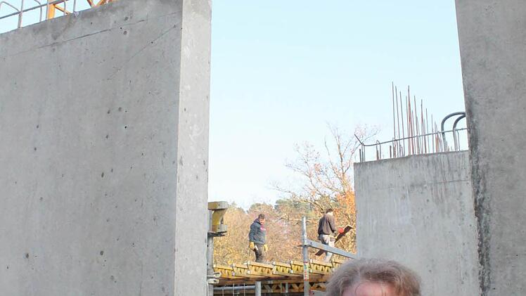 Der Dekan beim Baustellenrundgang.