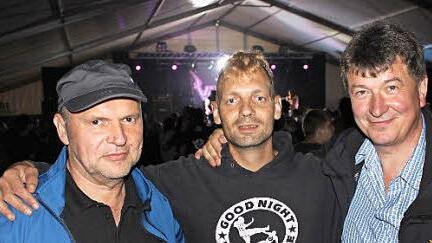 Ein weitgereister Rockfan fühlt sich wohl in Prölsdorf: Ronny Fahl zwischen Rainer Schunder (rechts) und Robert Dürr.  Fotos: Klaus Schmitt