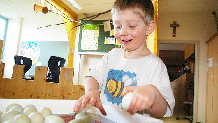 Philipp Seeger sortiert die Eier Foto: privat