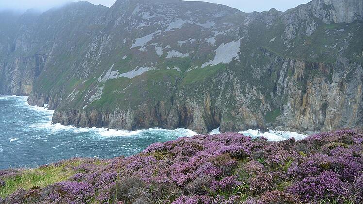 601 Meter fallen die Klippen von Slieve League im Westen der irischen Grafschaft Donegal hinunter in den Atlantischen Ozean.