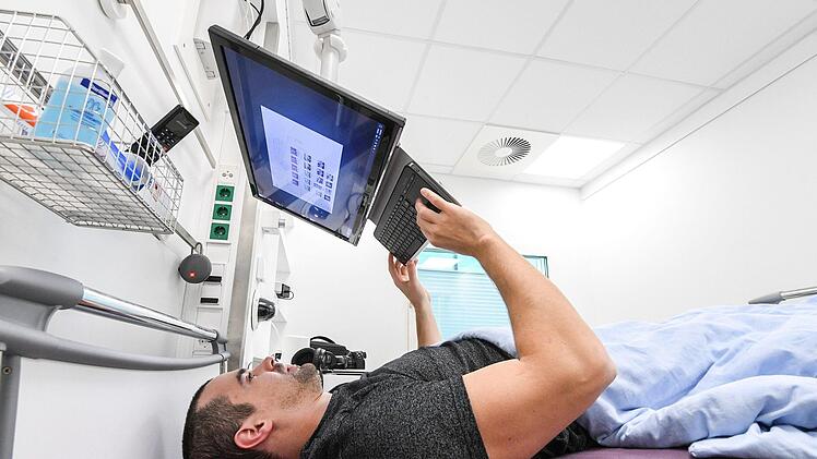 Ein Proband der Bettruhe-Studie nutzt seinen Computer - im Liegen. 60 Tage lang war das die einzig erlaubte Körperhaltung. Foto: DLR